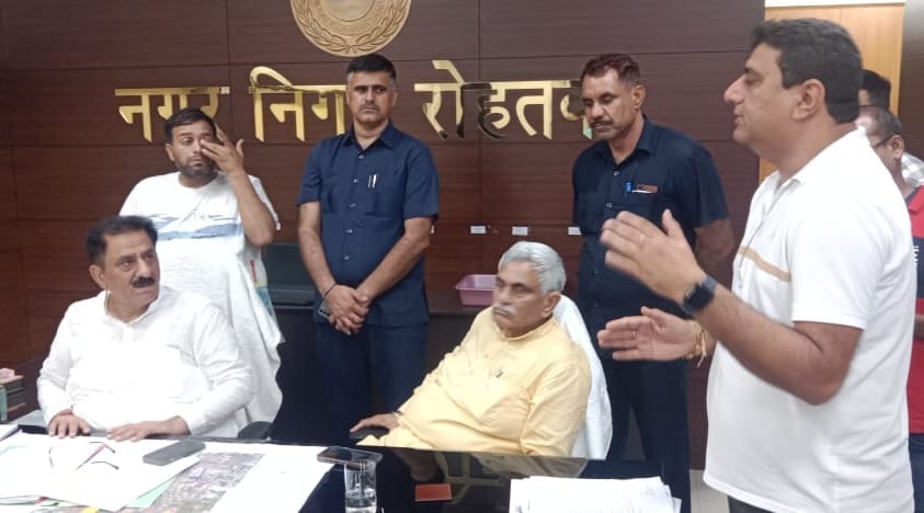 In the Municipal Corporation, the civic body minister settled the complaints by holding a court at night.