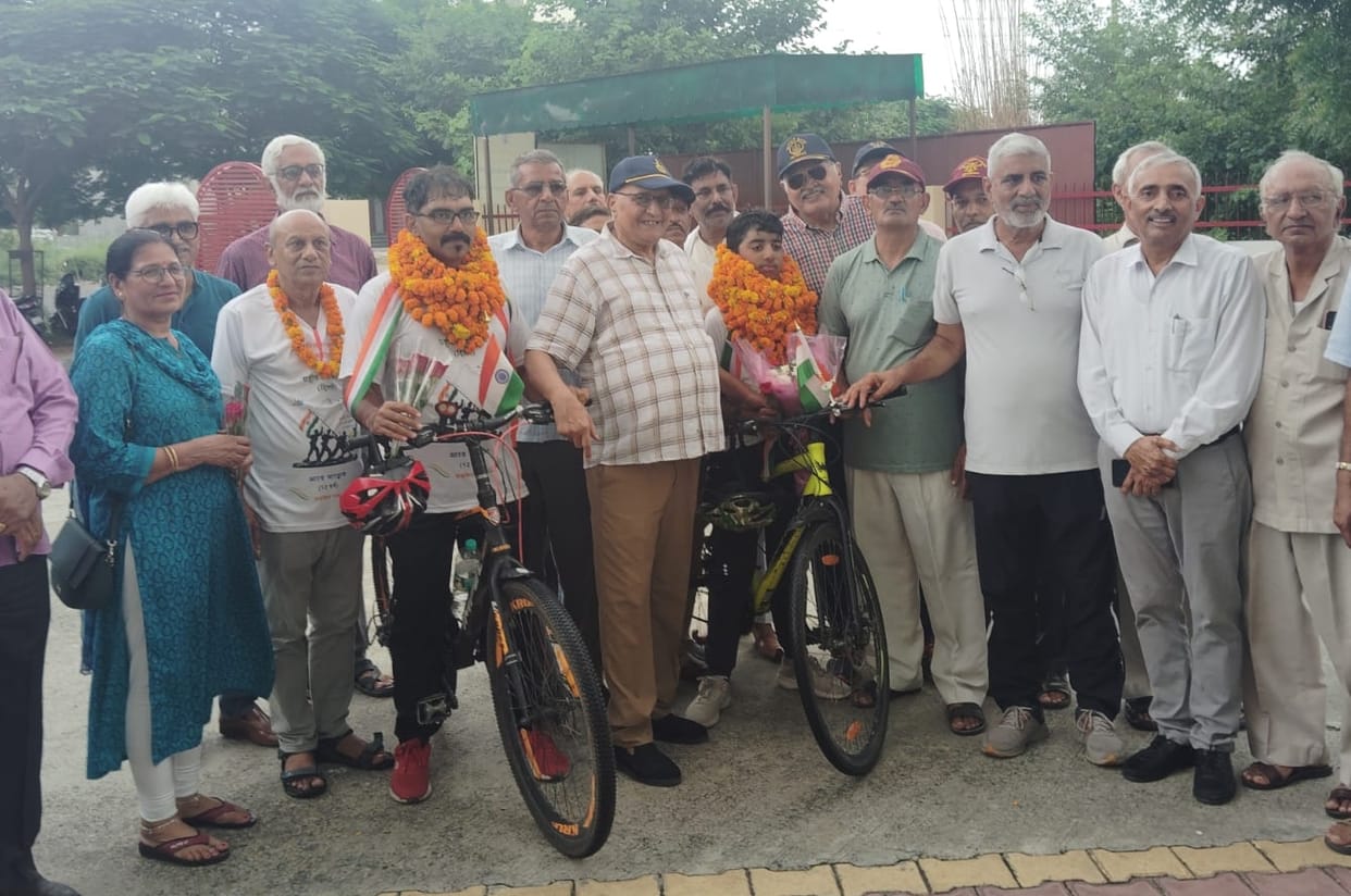 The couple who set out on a cycle trip from Kargil was welcomed in Rohtak.