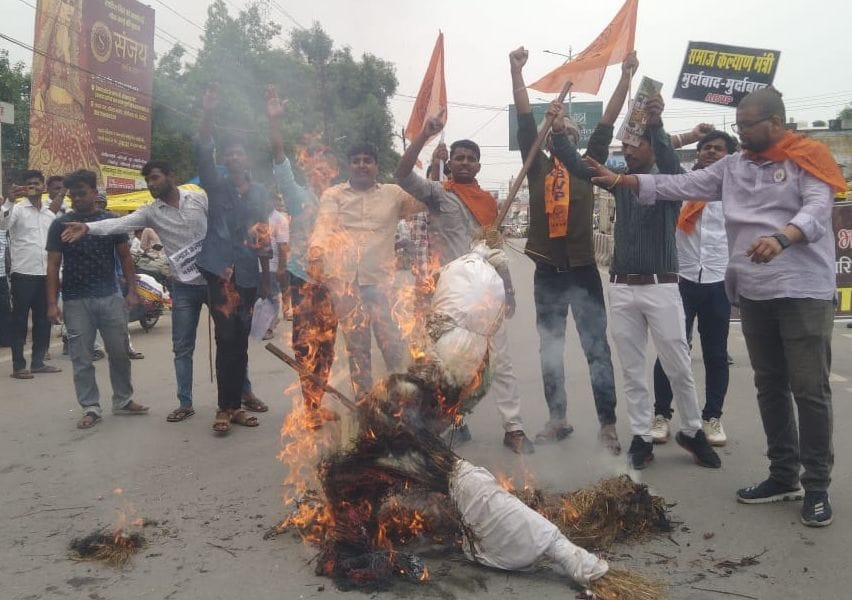 ABVP burnt effigy of Social Welfare Minister