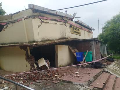 Guna News: Kumbhraj railway station suddenly collapsed in Guna, many passengers narrowly escaped