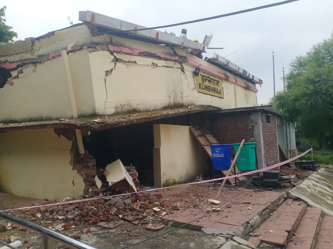 Guna News: Kumbhraj railway station suddenly collapsed in Guna, many passengers narrowly escaped