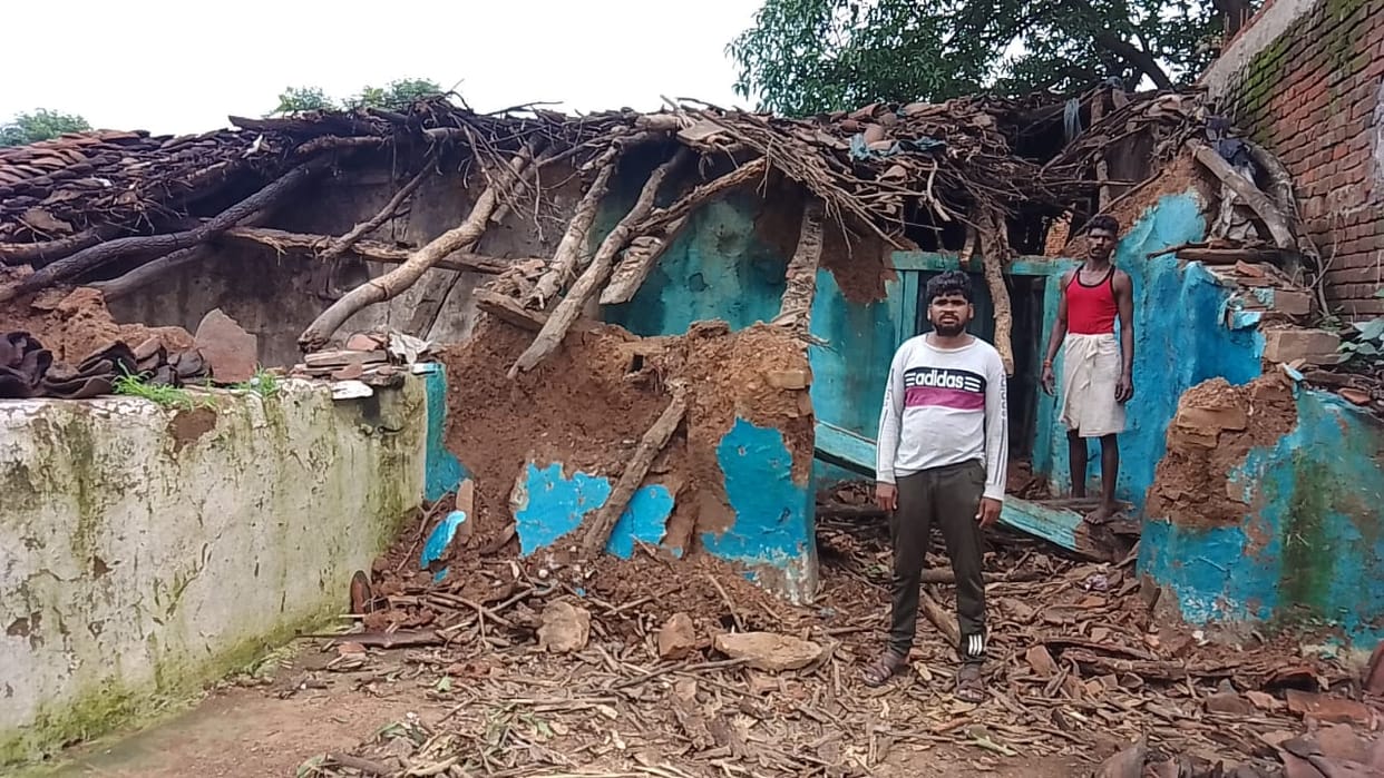 Damoh houses collapsed in the rain, officials did not reach the people who were made homeless