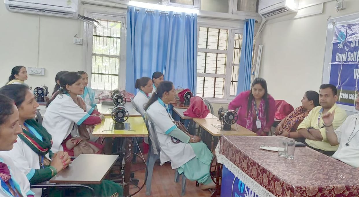 35 female trainees learned to make pickles in the sand of Chamba