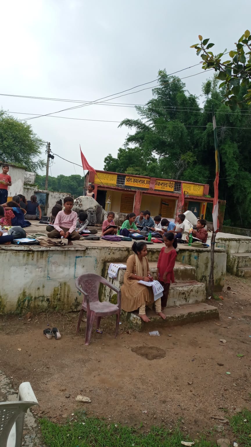 Damoh Education platform, dead cow lying inside the school, students troubled by bad smell