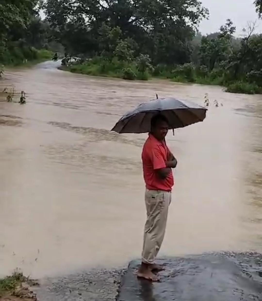Disaster rain, an internal road from Shahdol to Mahendragarh closed, water flowing over the bridge