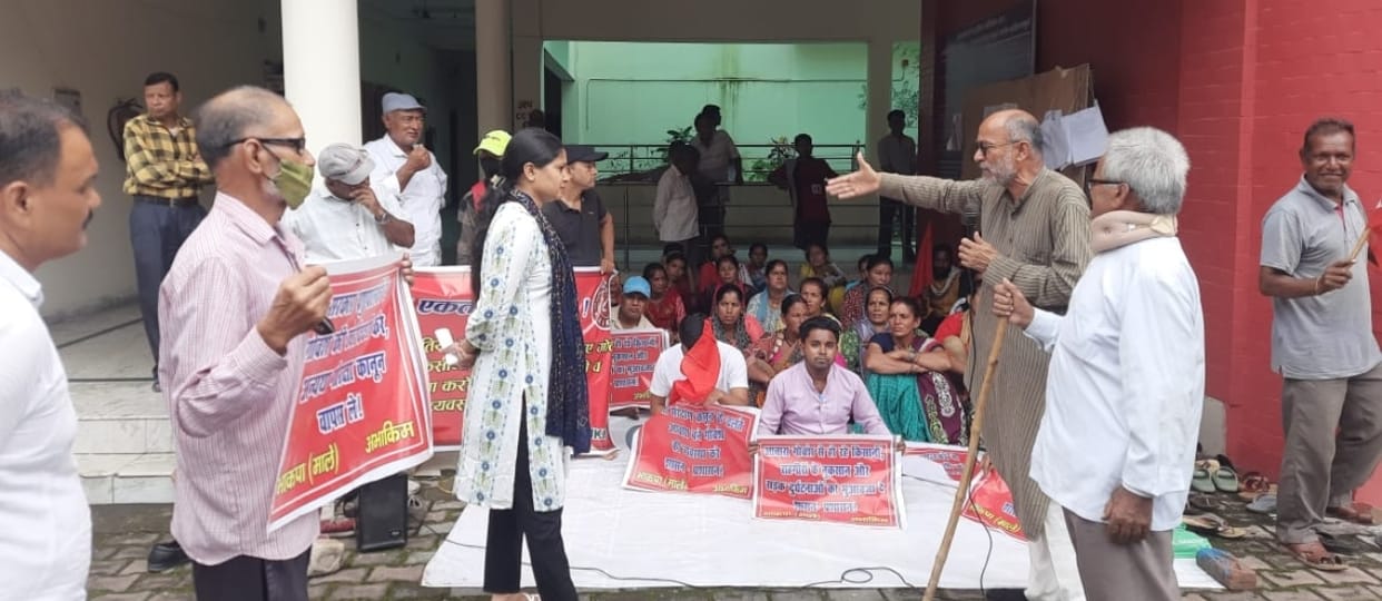 Villagers troubled by abandoned animals demonstrated
