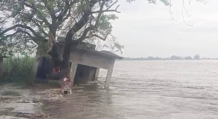 Durga temple of Nayapurwa village immersed in Sharda river