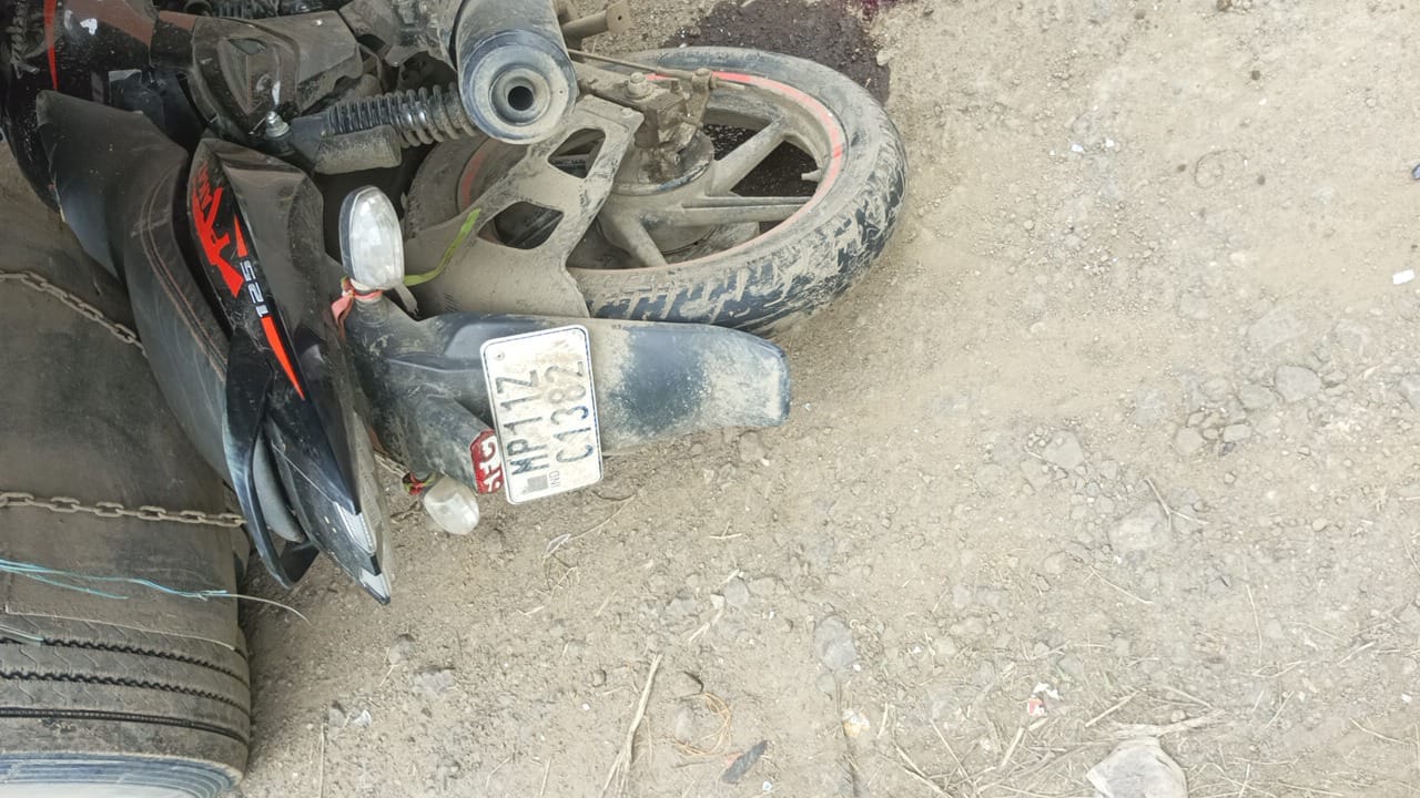 हाईवे किनारे हुए हादसे में तीन सगे भाई बहनों की हुई मौत
