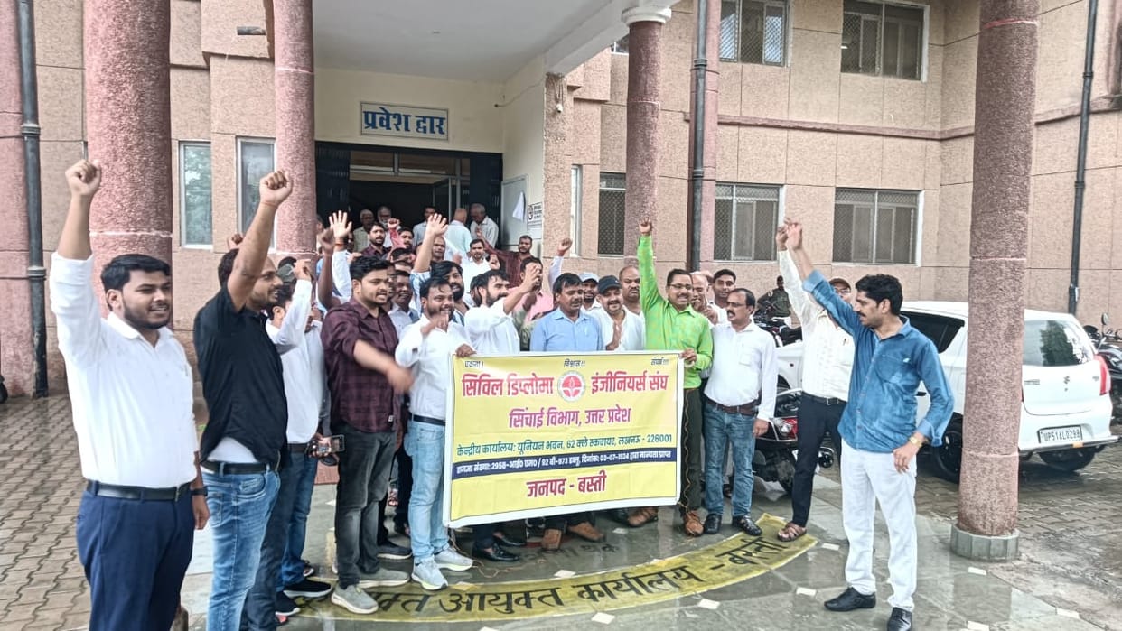 Junior engineers staged a strike at the commissioner's office