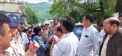 Disaster affected people stopped the convoy of the minister in charge in Karnaprayag