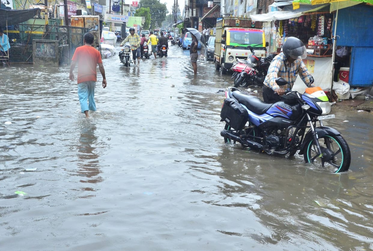 Roads turned into ponds after two and a half hours of rain, traffic disrupted