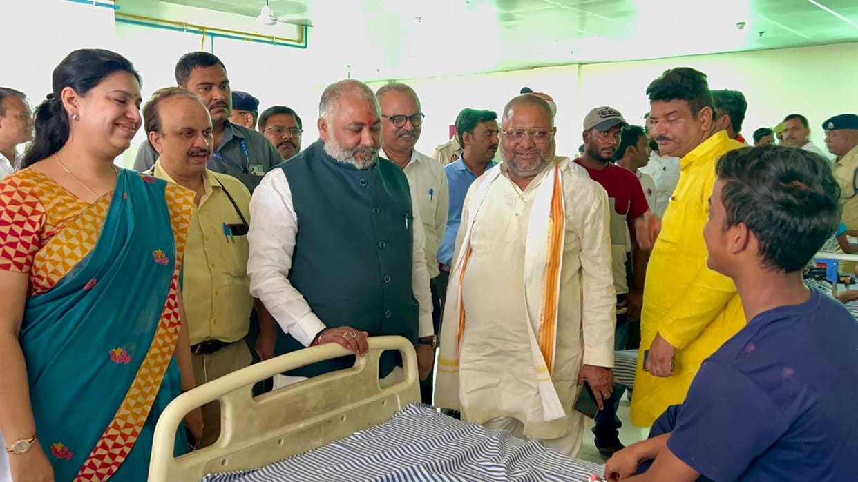 Minister in charge Dayashankar Singh inquired about the condition of the children undergoing treatment.