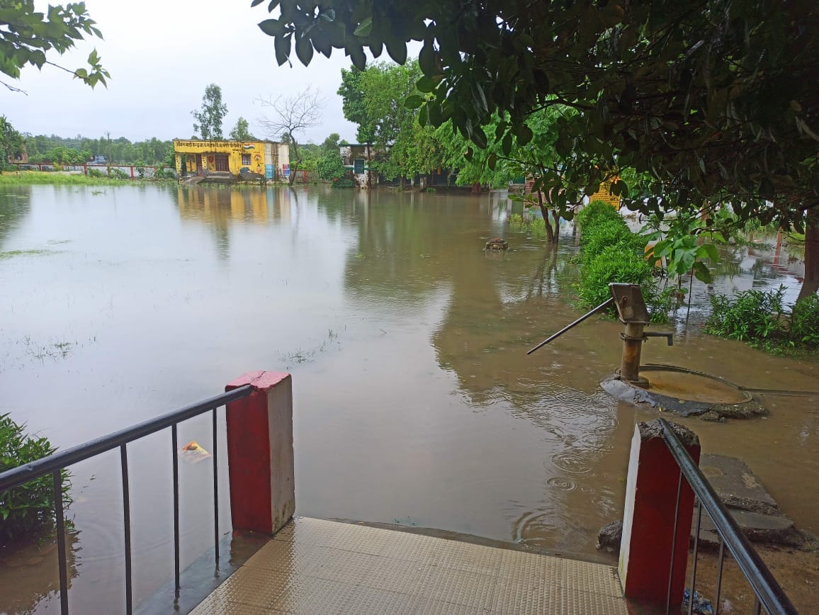 Due to rain, the streets of half a dozen localities of the city are filled with water