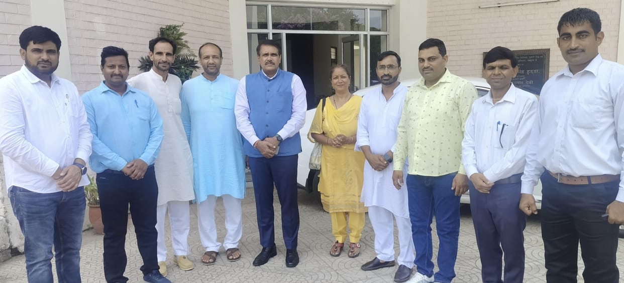 A delegation of yoga teachers met AYUSH Director General Anshaj Kumar