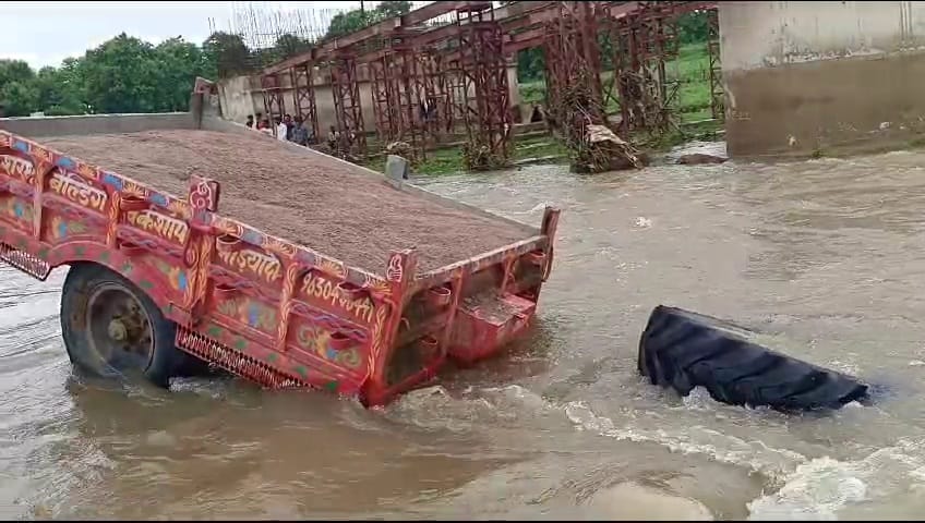 Damoh: The driver took out the tractor-trolley filled with sand from the swollen bridge