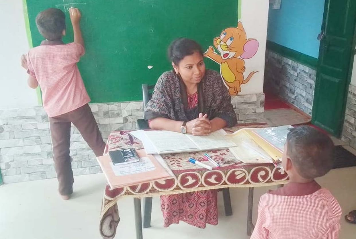 DM gave gifts to children for reciting tables