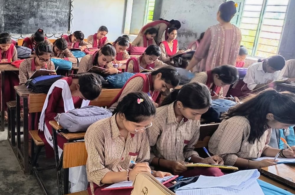 Question papers did not arrive on time, students of class 11th and 12th kept waiting