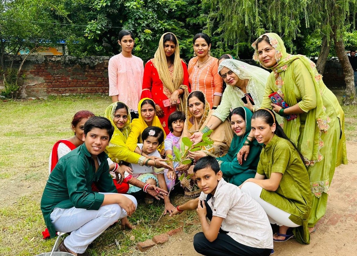 101 women applied mehendi
