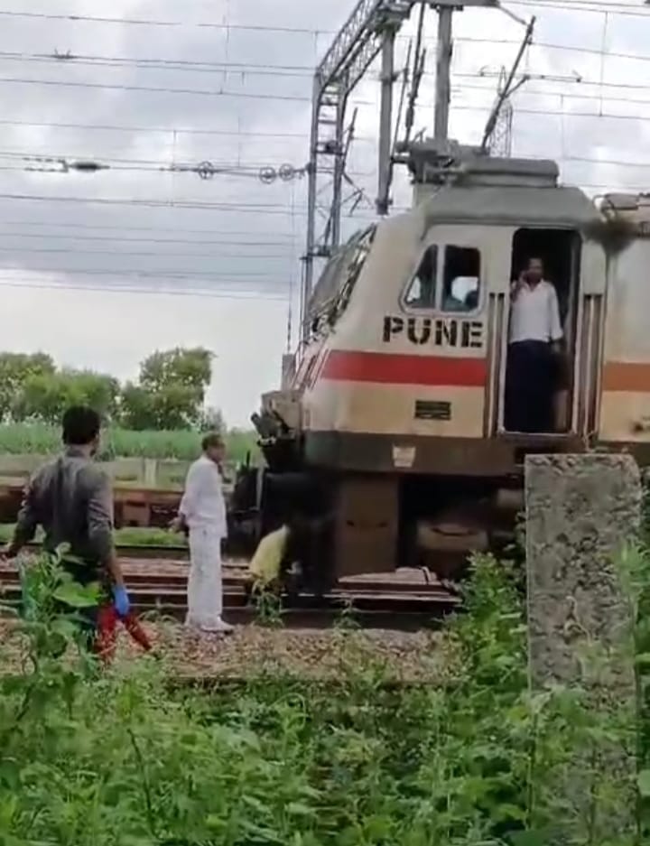 Body of young man stuck in the engine of Sampoorna Kranti train, stopped for half an hour