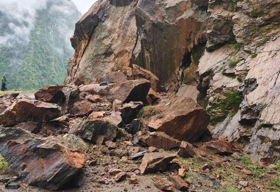Traffic stopped on 23 roads of the district due to debris