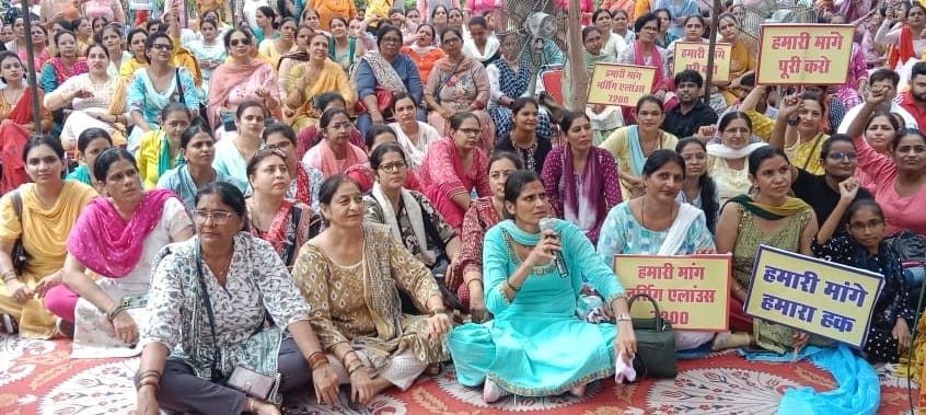 Strike of 1200 nurses in PGI, relatives are treating patients