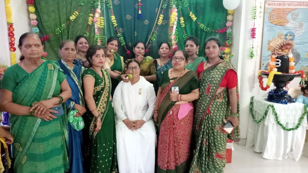Rashmi became Teej Festival Queen, women danced with great enthusiasm
