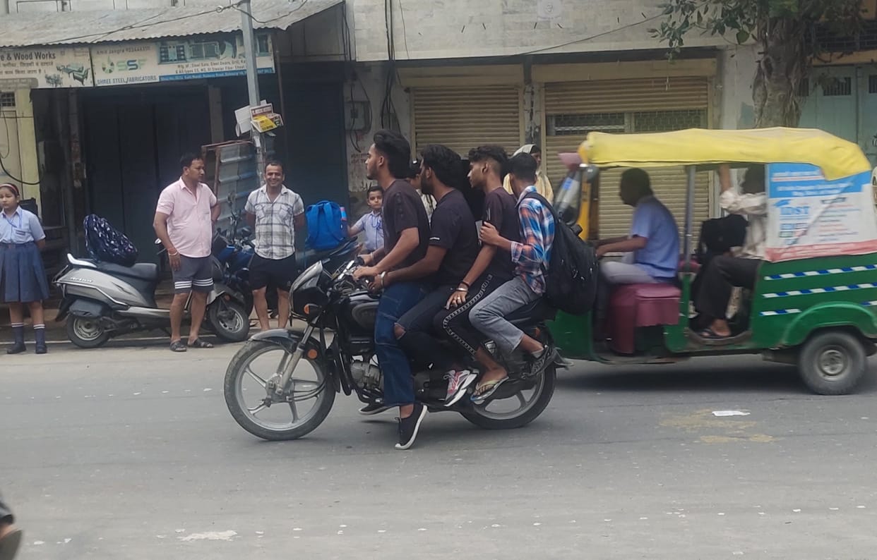 Four people ride on a bike, it may prove fatal