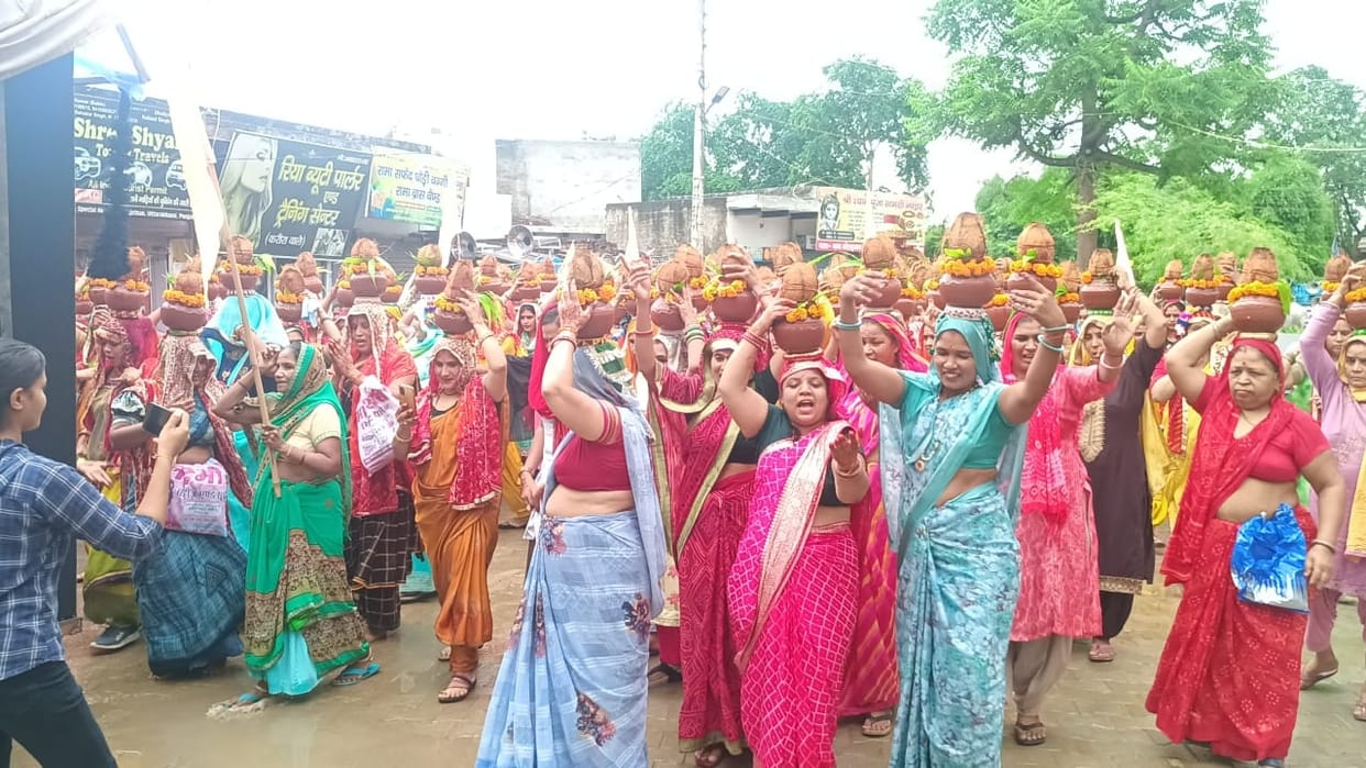 Women took out Kalash Yatra with chants of Lord Shiva