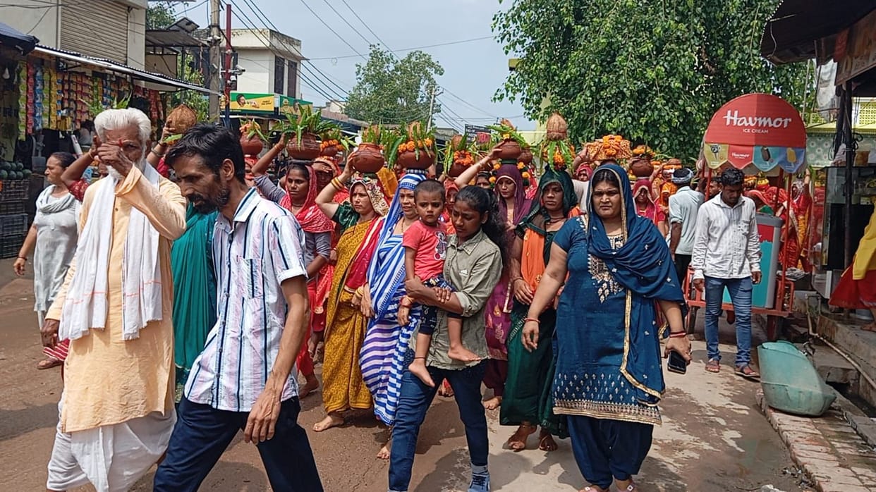 Before Shiv Mahapuran Katha, 151 women took out Kalash Yatra