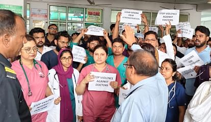 Ayodhya News: Attendant slaps junior doctor, uproar Attendant slaps junior doctor, creates ruckus