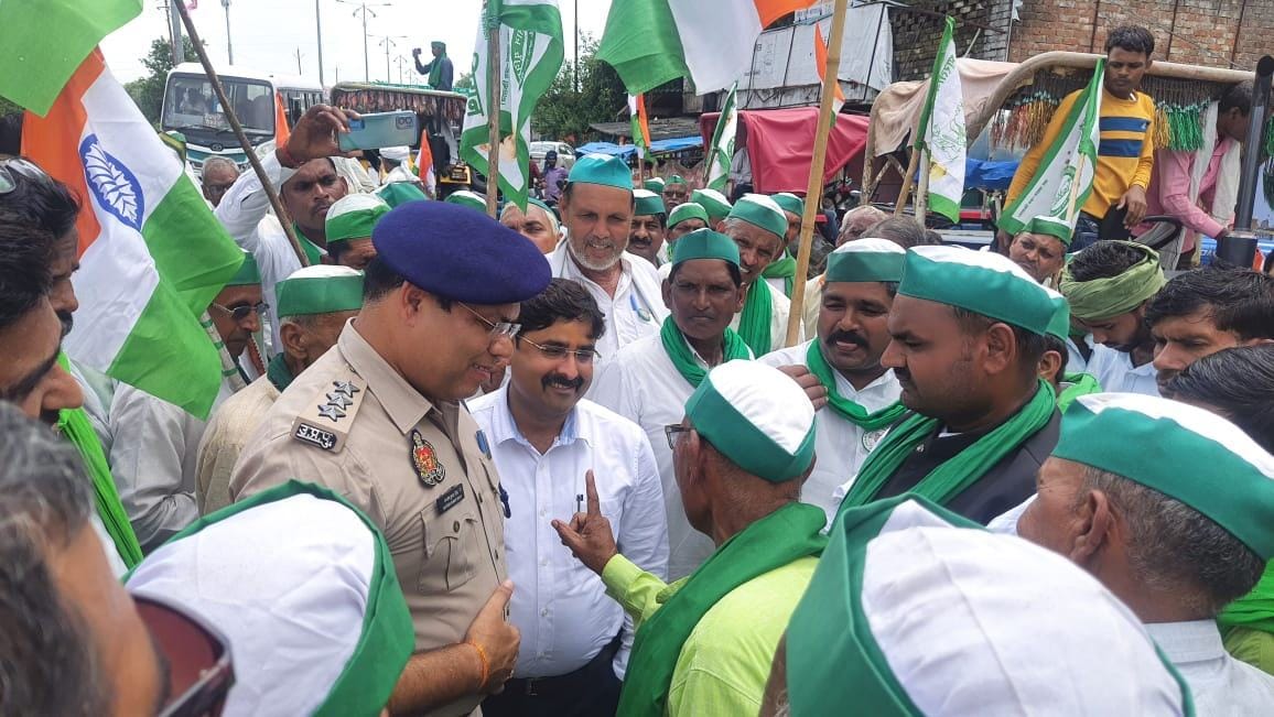 Farmers sat on strike when stopped from taking out Tricolor Yatra