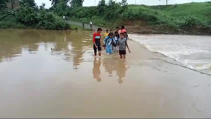 Damoh Risking their lives, school students crossed the submerged bridge due to rain