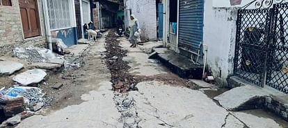 Ayodhya News: Roads destroyed in laying pipeline, walking difficult Roads ruined due to pipeline laying, walking difficult