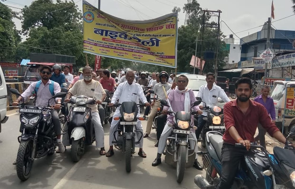 Secondary teachers take out bike rally for old pension