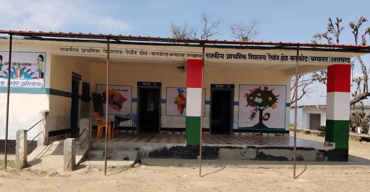 The future of 40 children is in the responsibility of one teacher in Pravi Raighaon.