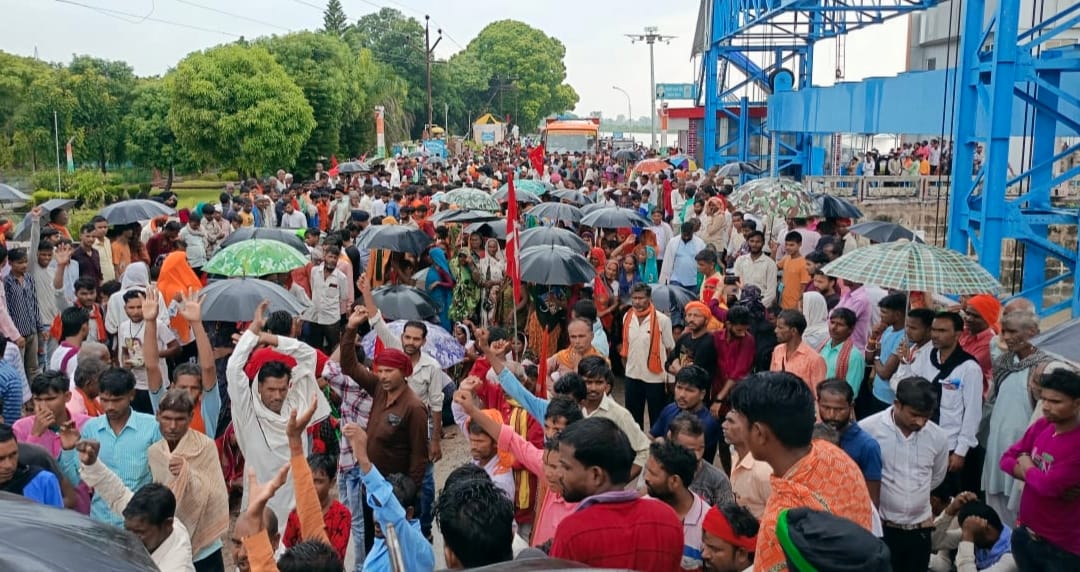 Demand to open the barrage gates, farmers blocked the road