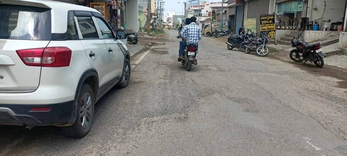 Road connecting Kaithal Marg broken within two years