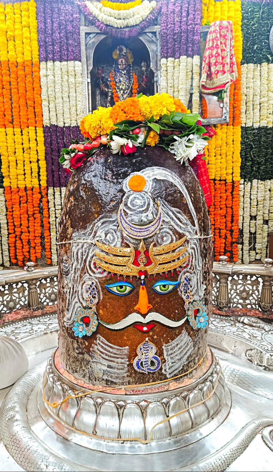 Baba Mahakal adorned with turban in Bhasma Aart  devotees got supernatural darshan
