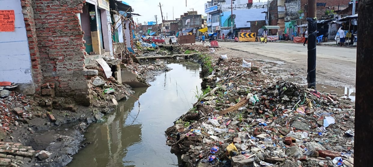 Even after two years the drain could not be built, shopkeepers are facing problems