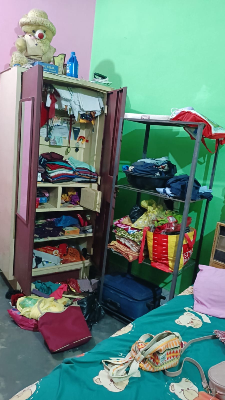 Theft in a closed house, thieves took away Rs 2.28 lakh of children's fees