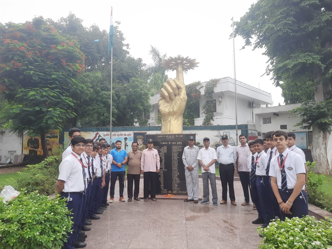 Tribute paid to martyrs by hoisting tricolor