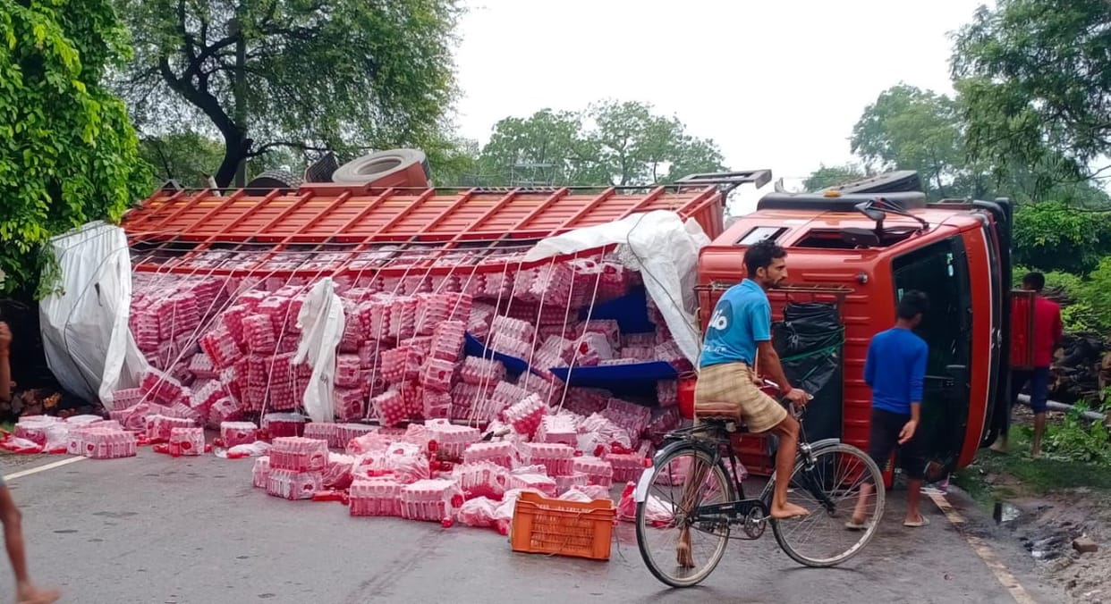 Mini truck overturned on CBN road, traffic disrupted for hours