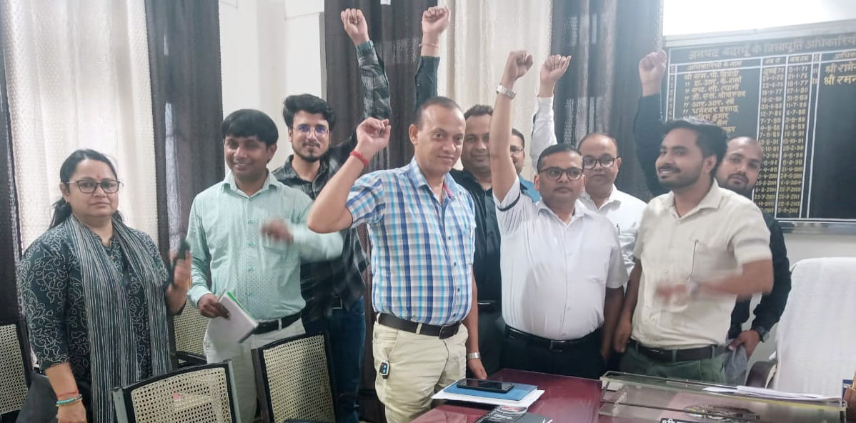 In support of their demands, the supply inspectors expressed their protest by wearing black bands