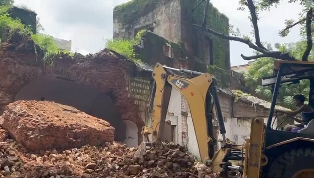राजगढ़ में जर्जर भवनों पर चला नपा का बुलडोजर