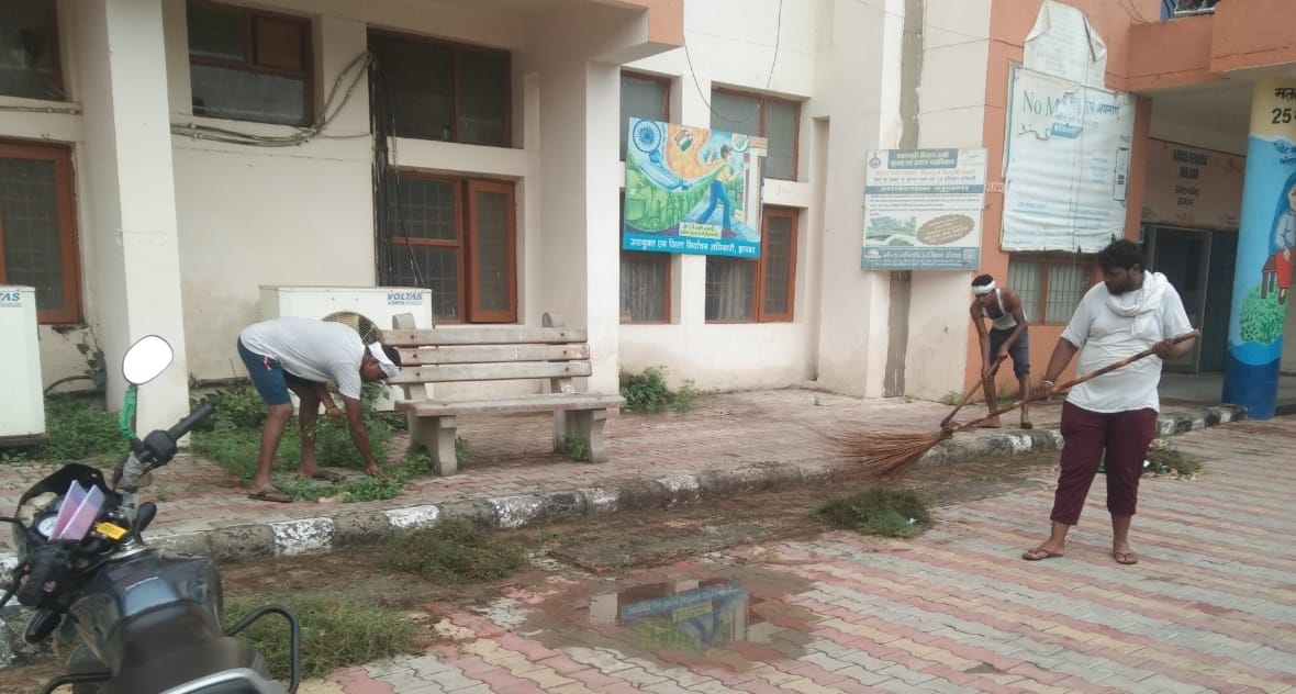 The work of cleaning the main road and market was given to a private company.