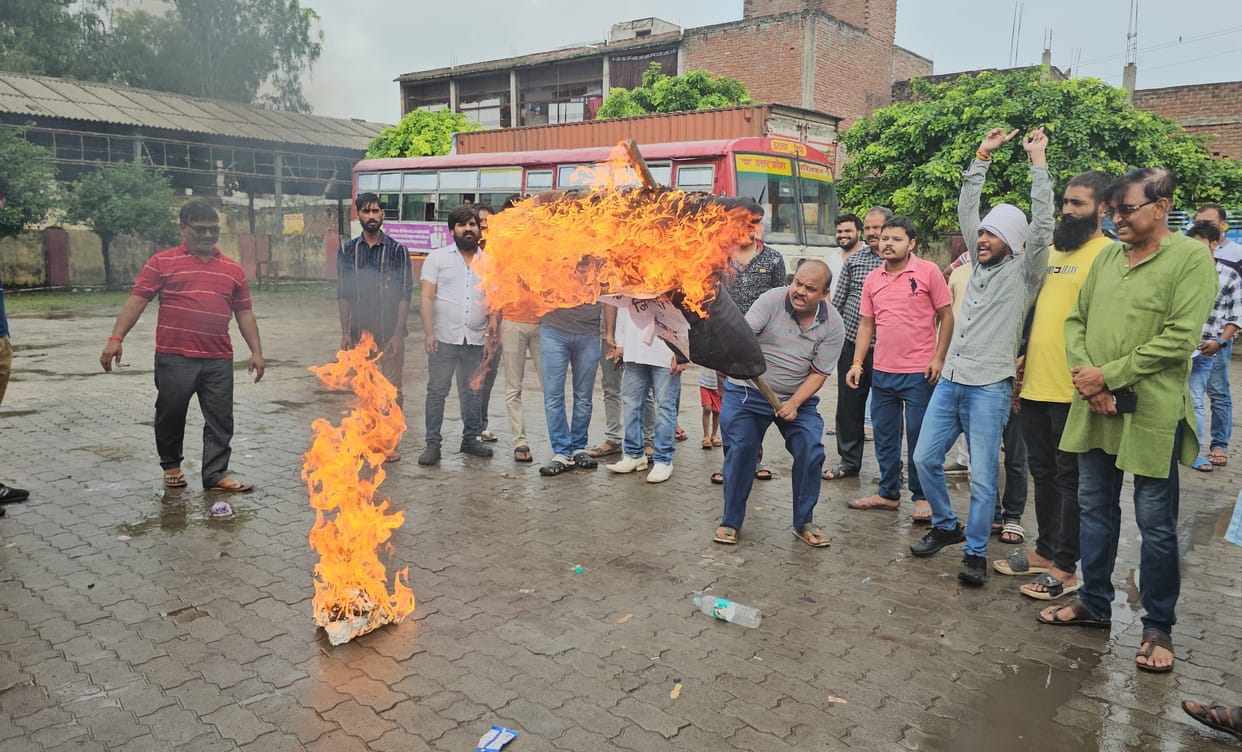 RSS workers burnt effigies of jihadis