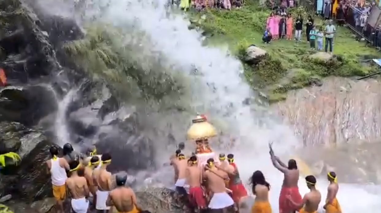 Dev Jagatham Rishi took royal bath in Rudranag.