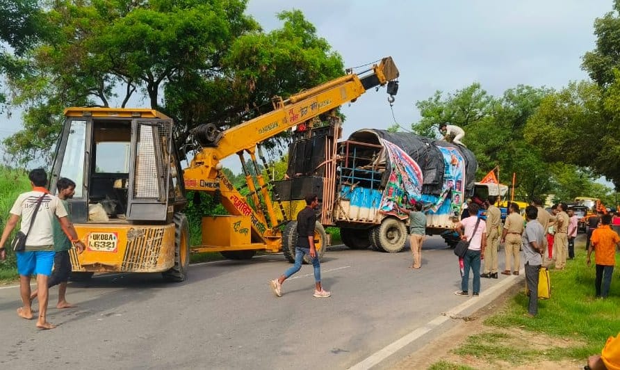 Tractor trolley full of Shiv devotees overturned uncontrollably, four injured
