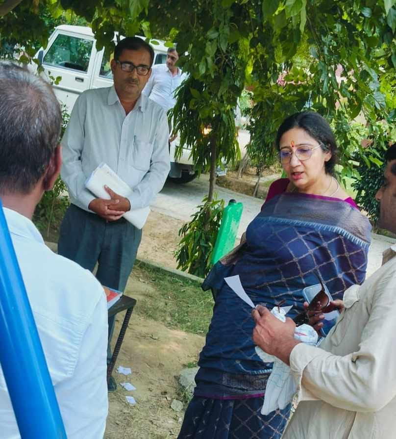 OSD Shalini reached the polling centers, inspected the work and gave instructions to BLO