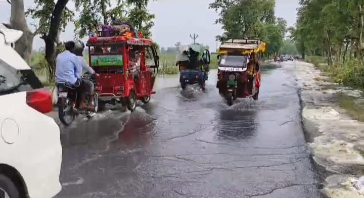 Village Grant No. 12 in the grip of Sharda, eight houses of Nayapurva submerged in the river